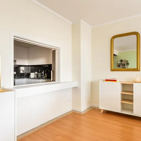 Apartment 3br W Balcony And Sea View *