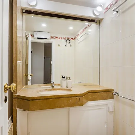 Apartment 3br W Balcony And Sea View *